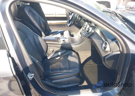 2015 Mercedes-Benz C 300 4Matic z USA, uszkodzony, nr VIN 55SWF4KB8FU059241